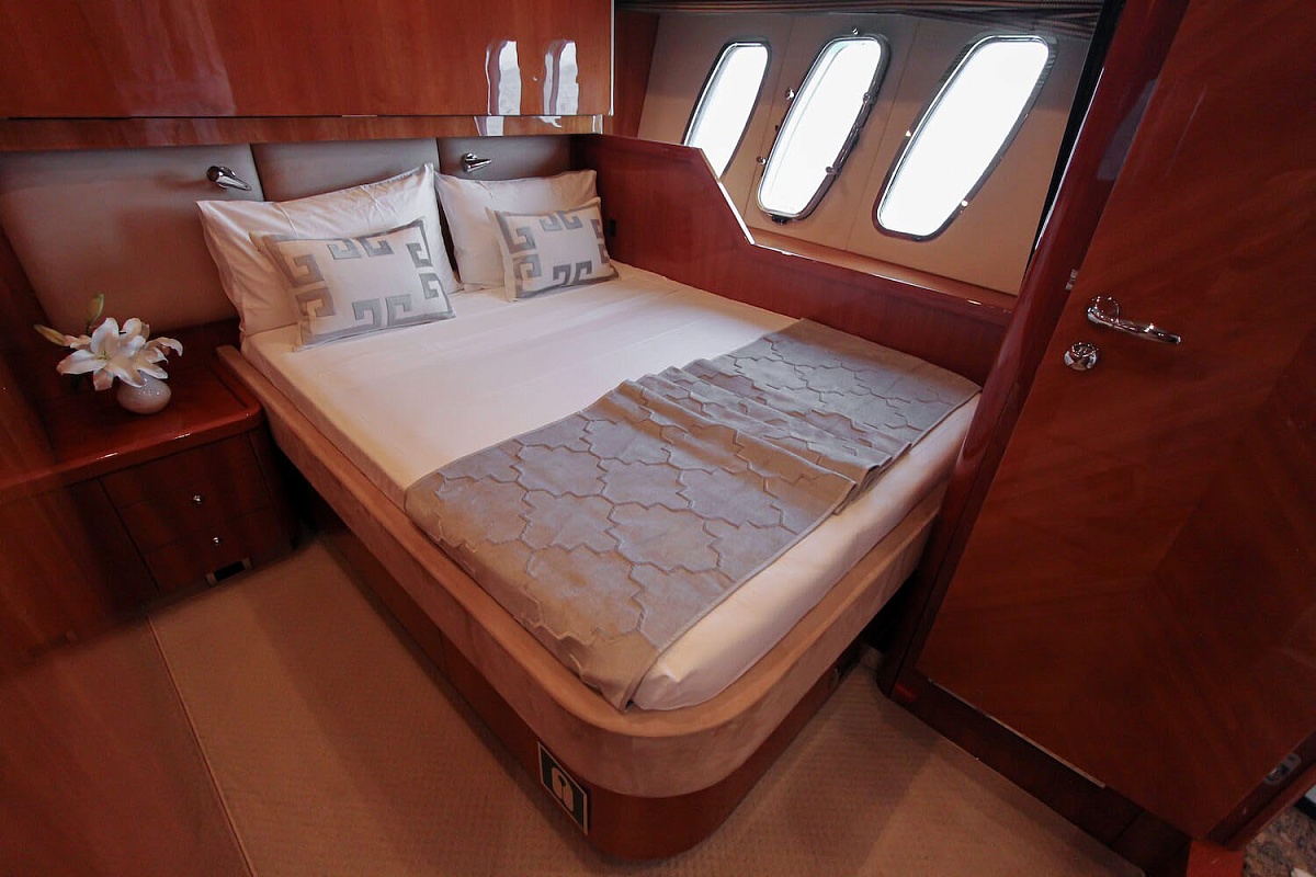 Аренда моторной яхты Sunseeker 90 Notorious в Дубае ОАЭ
